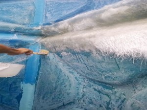 Menggunakan resin dan matt untuk menyambung  bagian panel menjadi satu tangki 