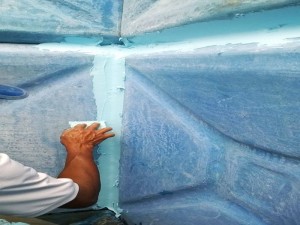 Pekerjaan dempul pada celah tangki panel untuk mencegah kebocoran 