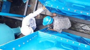 Pemasangan baut pada tangki panel fiberglass