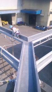 Pemasangan talang air fiberglass dengan persimpangan, dikerjan dengan teknisi yang berpengalaman. Pemasangan talang air fiberglass dengan persimpangan, dikerjan dengan teknisi yang berpengalaman. 