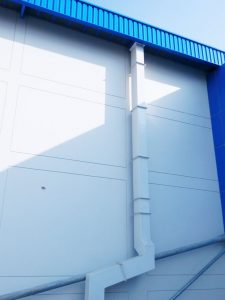 Talang box Tegak terpasang untuk menampung air hujan yang deras.