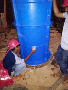 Bekisting fiberglass pada posisi sebelum pengecoran