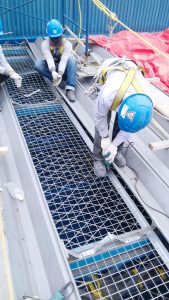 Pemasangan wiremess sebelum instalasi atap fiberglass