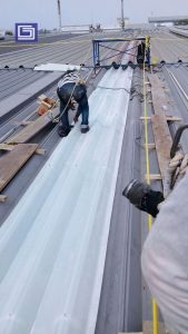 Pemasangan roof cap pelindungan kepada paku roving yang skrup kepada atap fiberglass.