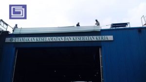 Naikan atap fiberglass kepada tempatnya.