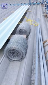 Siapkan wiremess dan besi siku dan atap fibre deluxe untuk pemasangan atap fiberglass.