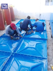 Panel berkeping keping dirakit sehingga menjadi satu tangki fiberglass yang kokoh.