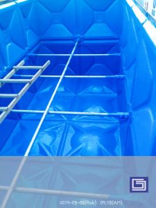 Tangki panel fiberglass bagain dalam sesudah coating fiberglass.