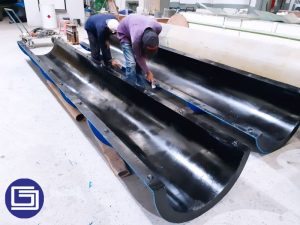 Bagain dalam bekisting fiberglass , permukaan halus dan rapi.
