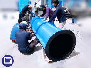 Pasang baut kepada bekisting fiberglass.