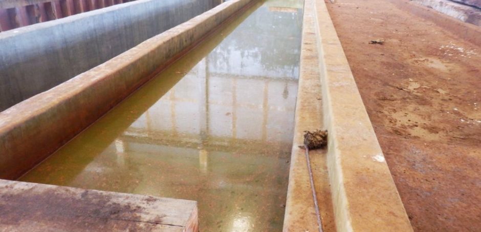 Tempat bak beton dibersihkan dari debu dan kotoran.