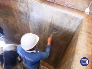 Menggunakan roll besi untuk ratakan gelumbung udara sehingga mencegah keropos kepada lapisan frp.