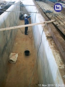 Bak beton dibersihkan dari debu dan kotoran sehingga pelapisan merekat.