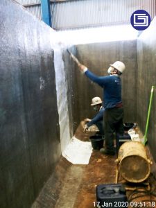 Pelapisan fiberglass bisa untuk permukaan beton  dan baja.