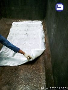 Menggunakan bahan woven roving untuk tambahan kekuatan pelapisan fiberglass.