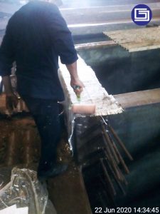 Pelapisan fiberglass kepada tepi bak beton .