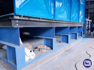 Tangki panel fiberglass duduk di atas pondasi baja atau beton sehingga 50cm.