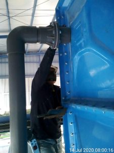 Instalasi flange kepada tangki panel berfungsi untuk inlet dan outlet untuk cairan air. 