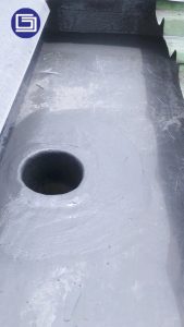 Corong air fiberglass terpasang di proyek untuk mengalirkan air hujan ke pipa pvc.