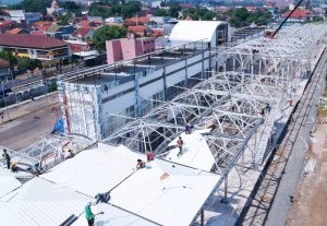 Progress pemasangan talang air fiberglass, produk bergaransi 10 tahun tidak bocor.