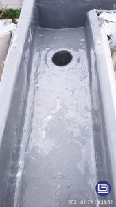 Pemasangan corong air fiberglass di proyek.
