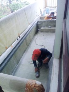 Sebelum proses pelapisan , tempat di bersihkan dahulu sehingga bebes kotoran dan debu.