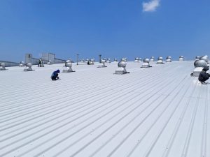 Atap fiberglass warna putih susu tidak tembus cahaya , untuk menutupi atap zincalume yang sudah berkarat. 
