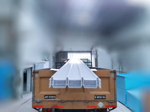Sky roof fiberglass tipe Kliplok 660 warna transparent.