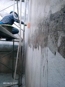 Proses primer dengan resin yang sudah berkatalist untuk permukaan tembok beton setelah bak beton sudah di rapikan dan bersihkan.