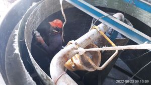 Proses menghaluskan permukaan sebelum laminasi top coating.
