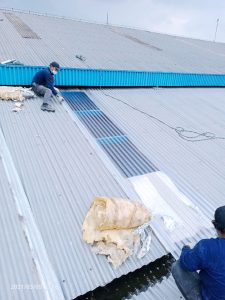 Pemasangan  atap Fibre Deluxe sangat cepat dan aman , memberikan kenyamanan bagi pekerja di pabarik atau gudang.