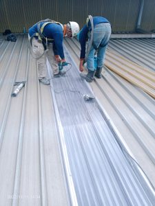Customer memesan sekitar 300 meter lebih atap fibreglass dengan jasa bongkar pasang.