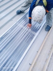 Paku roofing yang terpasang di proteksi dengan sealent sehingga awet dan menghindari kebocoran