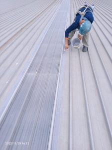 Pekerjaan bongkar pasang atap fiberglass sangat cepat, mampu dapat 100 meter per hari dengan cuaca yang mendukungkan.