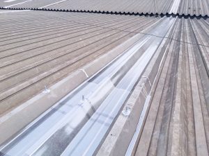 Atap fiberglass sangat mampu manfaatkan tenaga surya untuk pencahayaan di pabark secara gratis sehingga bisa hebat biaya-biaya listrik selama 10 tahun lebih.