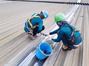 Proses pemasangan baut pada atap fiberglass. 