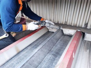 Menggunakan sealent pada nok atap.  Proses menyuplai atap fiberglass ini tidak mudah, karena harus memberikan harga terbaik dari kompetitor lain.