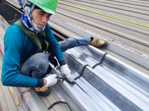 Menggunakan form sealer antara sambungan untuk mencegah kebocoran pada atap fiberglass.