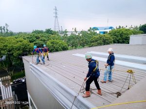 Naikan atap fiberglass secara manual , dua teknisi cukup karena tidak terlalu berat.