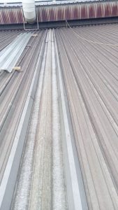 Atap fiberglass yang sudah lama sekitar 20 tahun, perlu di ganti baru sehingga memberikan efek penerangan maksimal dalam ruangan pabarik.