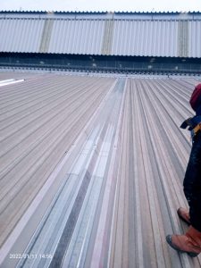 Atap fiberglass untuk penerangan pabrik adalah pilihan yang cerdas karena mengurangi sampah atau limbah yang terbuang karena barang alternatif cepat rusak.