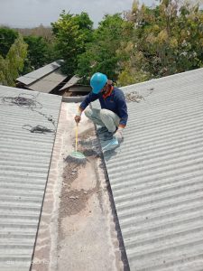 Talang air zincalume lama sudah pada keropos atau karatan, perlu di ganti baru, mencegah kebocoran air hujan kedalam pabrik pelanggan.