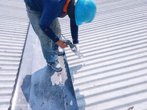 Paku roofing di sealent kembali setelah di bongkar oleh teknisi kami untuk pemasangan talang fiberglass.