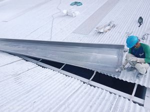 Pekerjaan bongkar pasang talang fiberglass di proyek Supersonic Chemcial Industry yang beralamat di Yogyakarta pada tahun 2023 bulan November. 