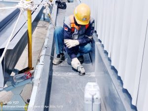 Proses grinding talang air sebelum laminasi dengan serat dan resin berkatalist.
