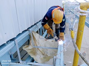 Pemasangan angkul talang dengan plat strip 50x5 full Galvanis, untuk talang air fiber Garuda.