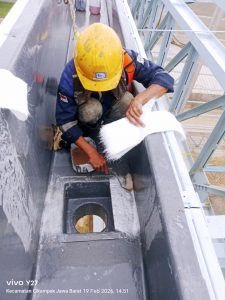 Pemasangan box + corong fiberglass untuk mengalirkan air hujan kepada drainase.Pemasangan box + corong fiberglass untuk mengalirkan air hujan kepada drainase.