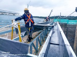 Tapi karena mengingat kembali umur talang air berbahan zincalume sekitar tiga sampai 5 tahun, Pemilik putuskan saran kontraktor utama dengan menggunakan talang air fiberglass.