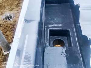 Photo box + corong talang fiberglass . Dengan menggunakan box kontrol memungkinkan air hujan cepat mengalir daripada hanya menggunakan corong air.
