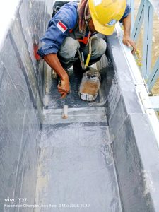 Proses laminasi sambungan talang air fiberglass. Pekerjaan dengan teknisi pengalaman lama yang bisa kerja cepat dan rapi. Sebelum memulai pekerjaan , sudah berkomitment harus produksi dan memasang tepat waktu, medapatkan penalti jika kejadian telat selesai.